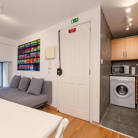 Апартаменты Contemporary In Chiado 2 *