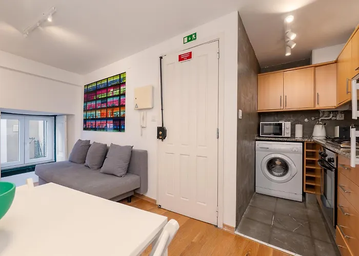 Апартаменты Contemporary In Chiado 2 *